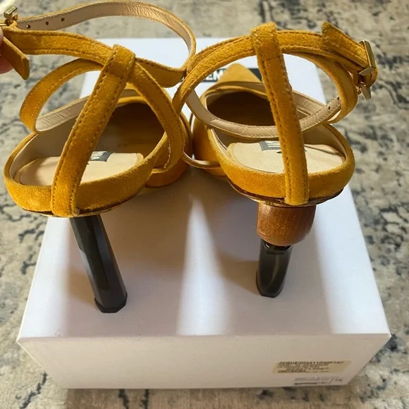 Authentic Jacquemus Les Chaussures Faya Pumps in Mustard Sueded - Picture 2 of 3